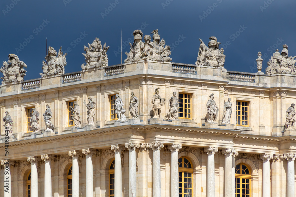 the facade of chateau de versailles