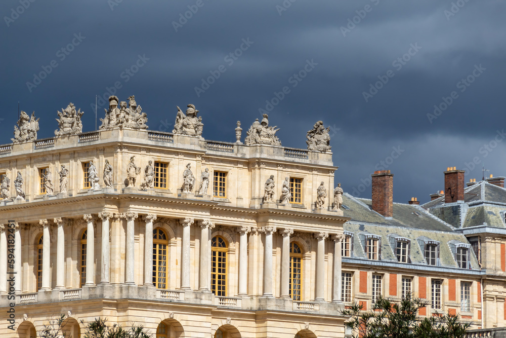 the facade of chateau de versailles
