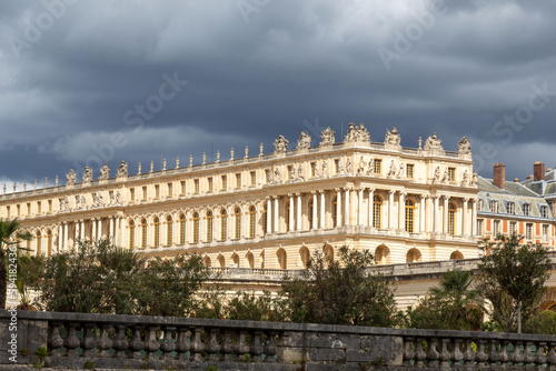 the facade of chateau de versailles