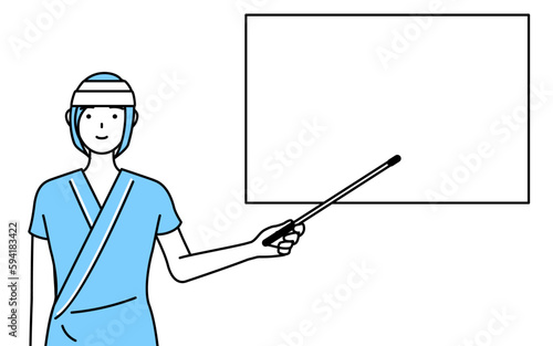 ホワイトボードを指示棒で指す頭に包帯を巻いた女性入院患者