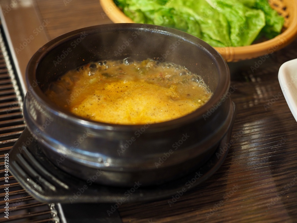 돌 냄비에 담긴 된장국, 한국음식 