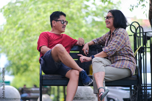 A woman and a man are talking casually in the park © Bunda