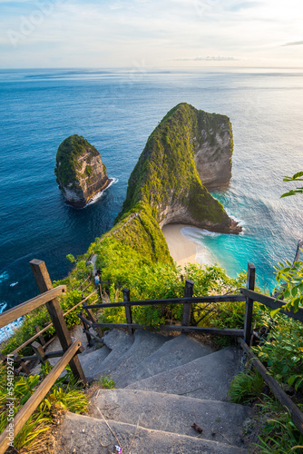 Obraz na płótnie amazing view of kelingking beach in nusa penida, indonesia w salonie