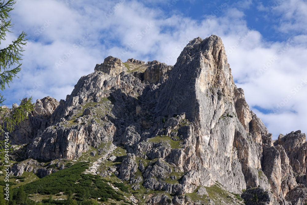 Falzaregoturm in den Dolomiten Falzaregoturm in den Dolomiten