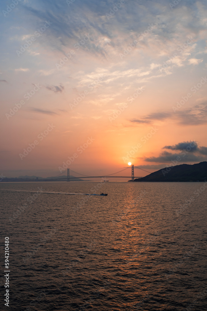 明石海峡大橋と美しい朝焼け
