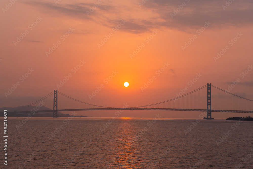 明石海峡大橋と美しい朝焼け