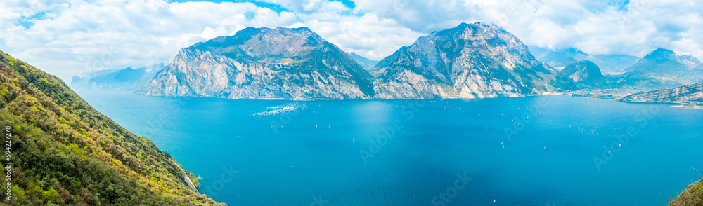 Obraz premium Lake Garda in springtime