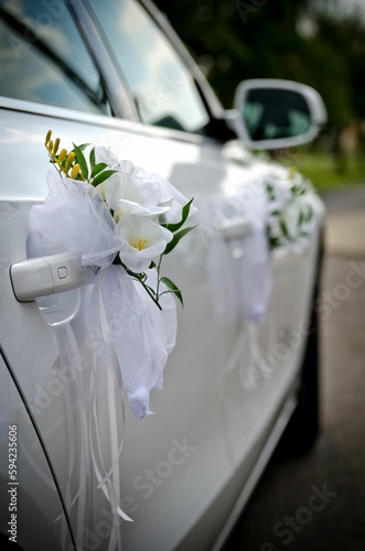 Udekorowane auto do ślubu