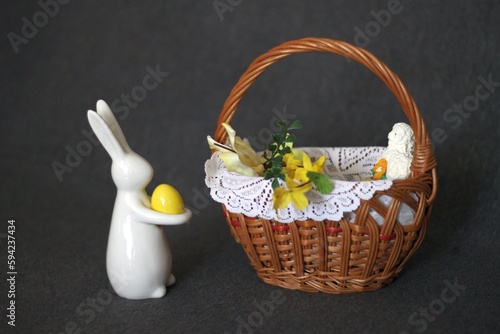 Wielkanocna polska dekoracja świąteczna z zajączkiem i koszykiem