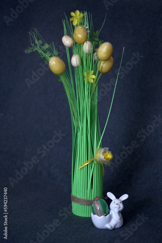 zielona ozdoba świąteczna z jajkami i kurczakiem na ciemnym tle