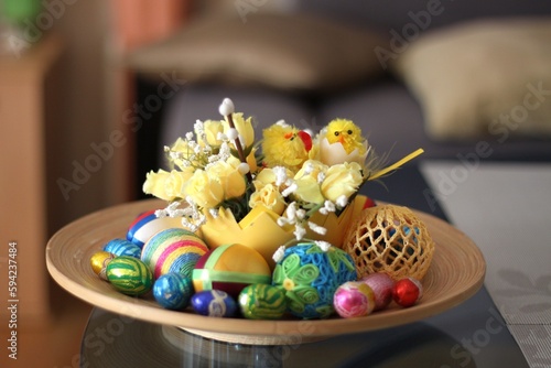Wielkanocna dekoracja  z jajkami i kurczakami, Polska