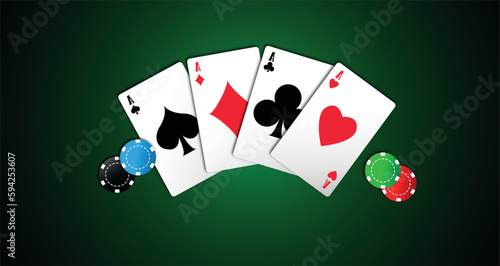 casinò, carte da poker con fiche sparse sul tappeto verde, concetto gioco d'azzardo, croupier