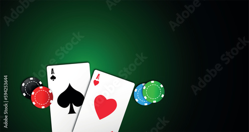 casinò, carte da poker con fiche sparse sul tappeto verde, concetto gioco d'azzardo, croupier