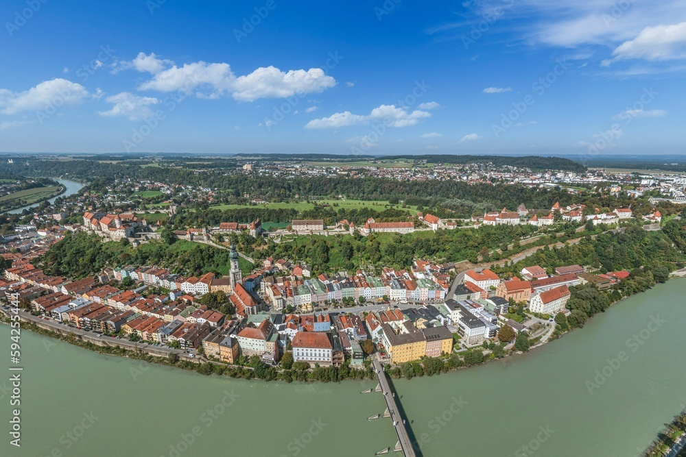 Burghausen aus der Luft, Panorama-Blick über die Stadt an der Salzach mit ihrer gewaltigen Burganlage der Wittelsbacher