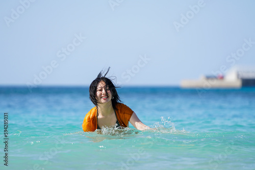 服のまま海に飛び込む女性１