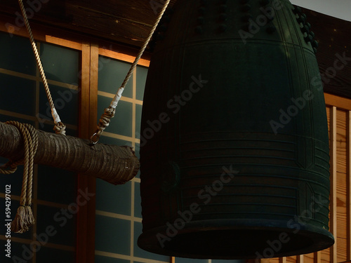 本堂の軒下に掛けられた鐘 © 中森 恵