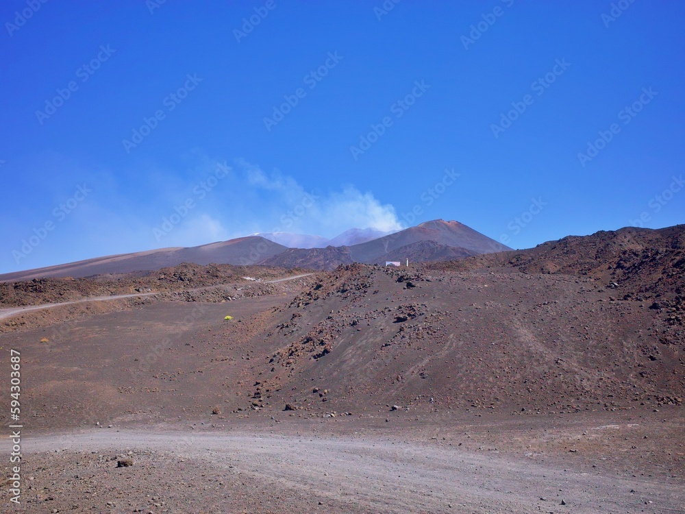 Naklejka premium A pathway with mountain in the background