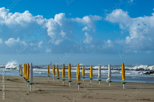 Fototapeta Naklejka Na Ścianę i Meble -  Alignement de parasols sur une plage en Italie