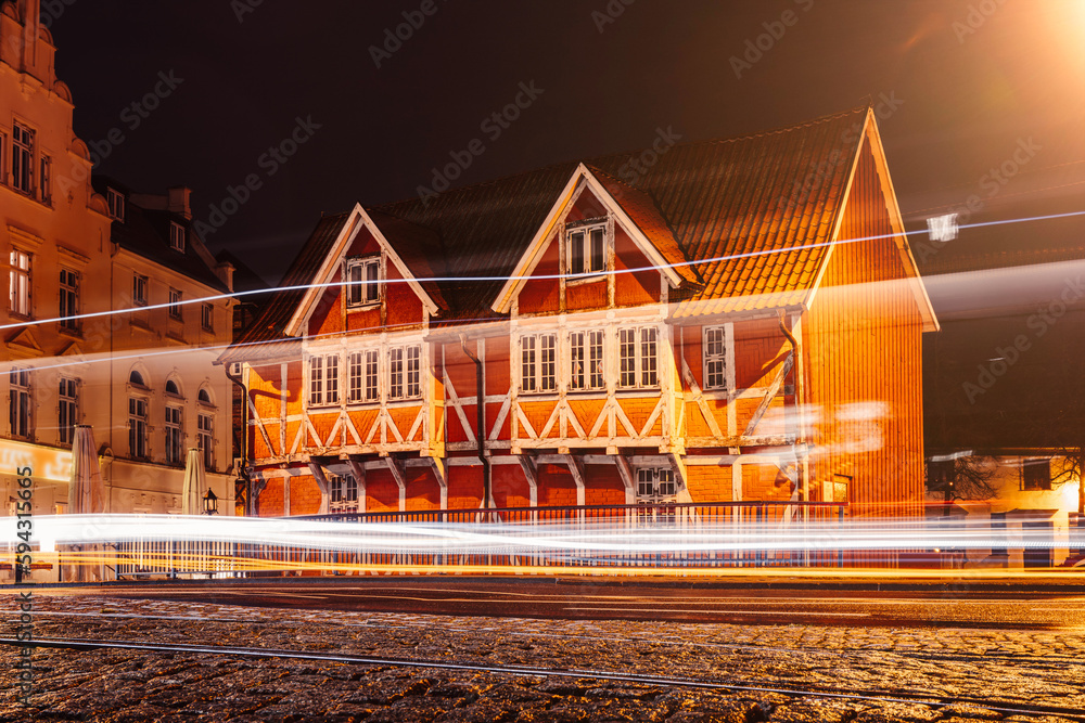 Schiefes Haus Gewölbe am Alten Hafen von Wismar mit Lichtspuren vom Straßenverkehr