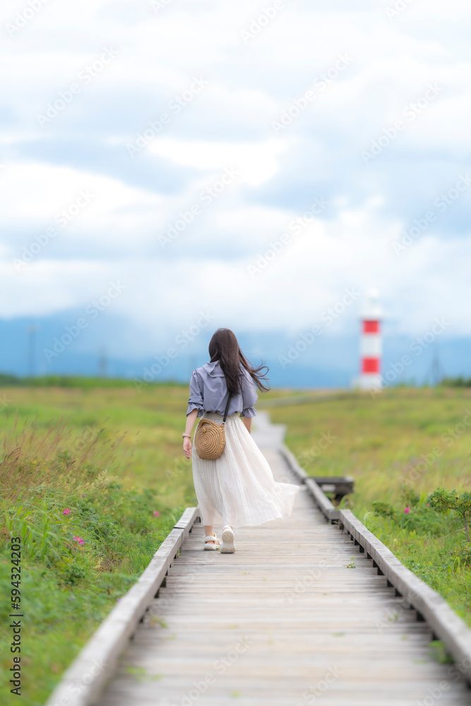 未来に歩いていく女性 未来に歩いていく女性