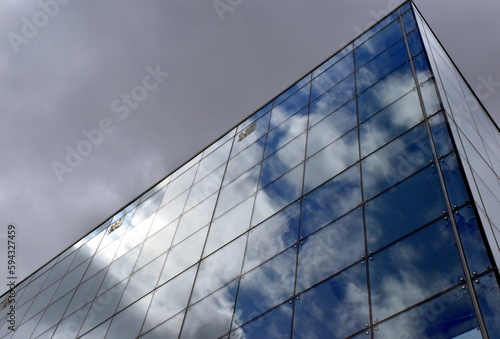 Wolken spiegeln sich in einer modernen Glasfassade in Stra  burg