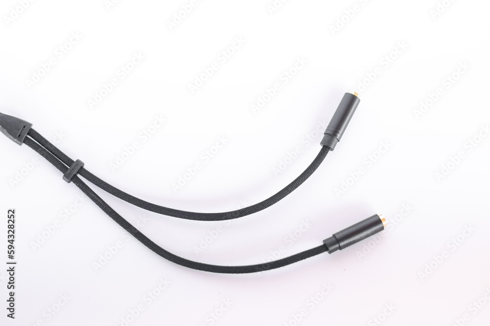 Headphone and microphone splitter cable for connecting a smartphone. Headphone and microphone splitter cable for connecting a smartphone.