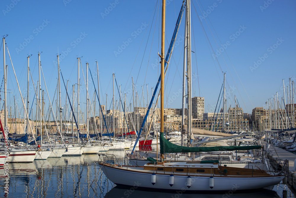 Voiliers à quai dans le port de Marseille