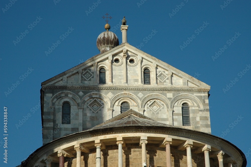 Facciata superiore di un alato della cattedrale di Pisa in piazza dei miracoli.