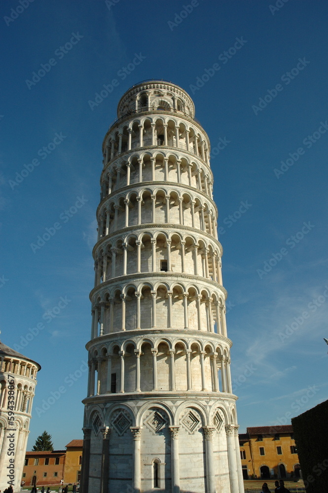 Torre di Pisa vista dal lato che non fa vedere la inclinazione