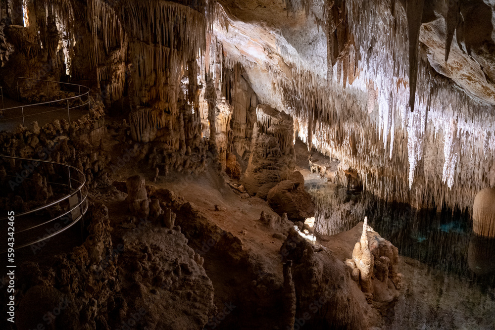 Le Grotte del Drago sono un complesso di grotte calcaree situate in Spagna, nella costa orientale dell'isola di Maiorca, nelle Isole Baleari.