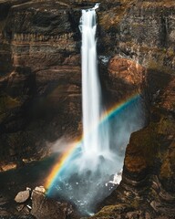 Ingelijste posters Meisjeskamer Haifoss waterval met levendige regenboog  © Fyod Sap/Wirestock Creators