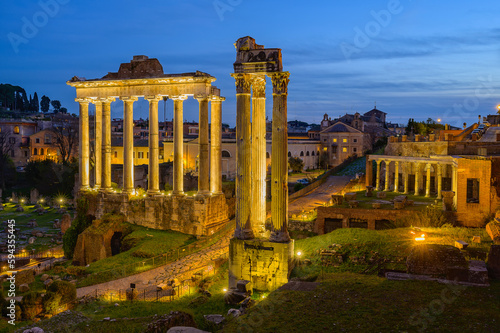 Tempel des Saturn im Forum Romanum bei Nacht in Rom 504323