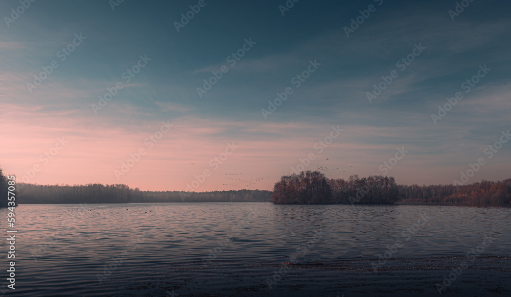 Ausblick über einen See am Morgen