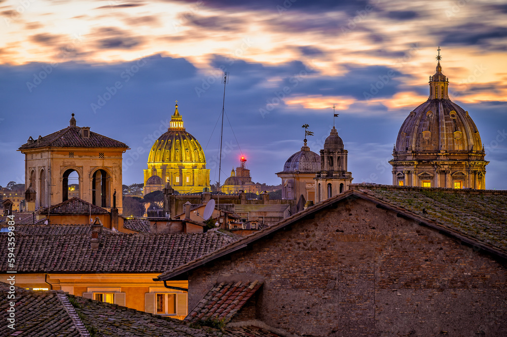 Blick über die Dächer zur Kuppel des Petersdom in der Dämmerung in Rom 540523