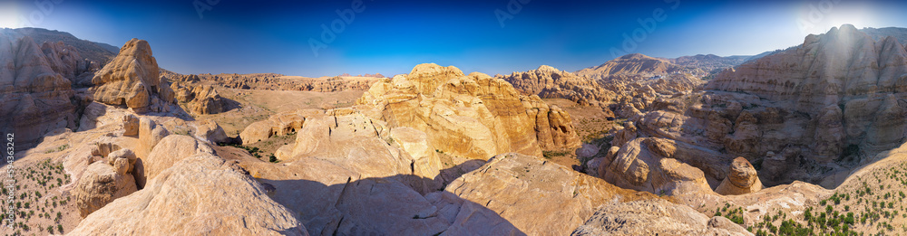Petra w Jordanii. Panorama pustynnych formacji skalnych.