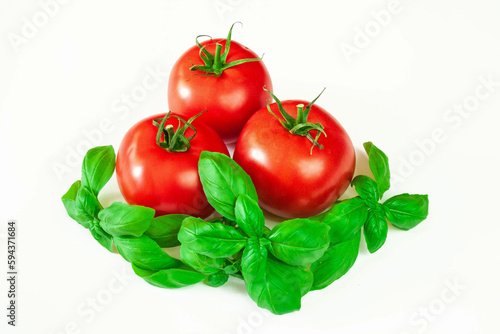 Pomidory i liście bazylii na białym tle