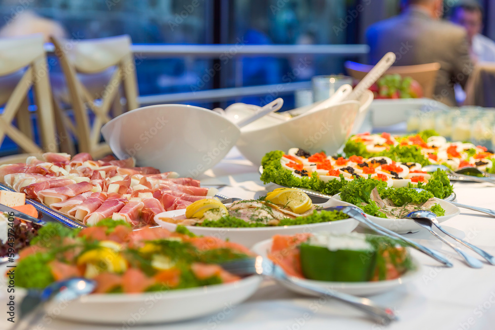 Kaltes Buffet mit Fleisch, Eier, Salat Kaltes Buffet mit Fleisch, Eier, Salat