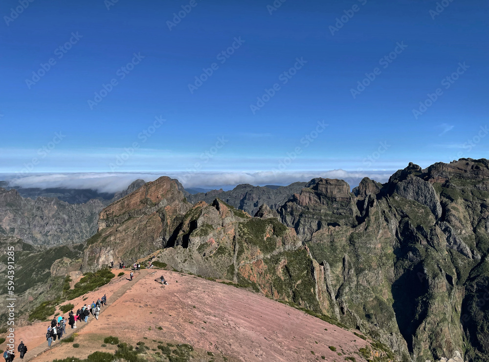 Blick vom Pico do Arieiro auf Madeira, Portugal auf den Wanderweg PR1 mit einer Menschenschlange von Wanderern