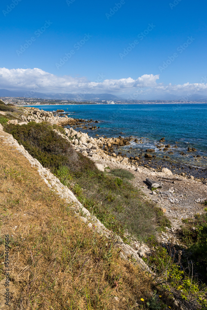 Panorama sur la côte jusqu'à Nice depuis le sentier du Fort Carré à Antibes