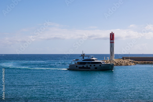 Yacht à l'entrée du port d'Antibes, dit "Port Vauban"