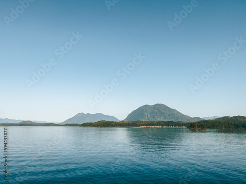 lake and mountains © Quirván