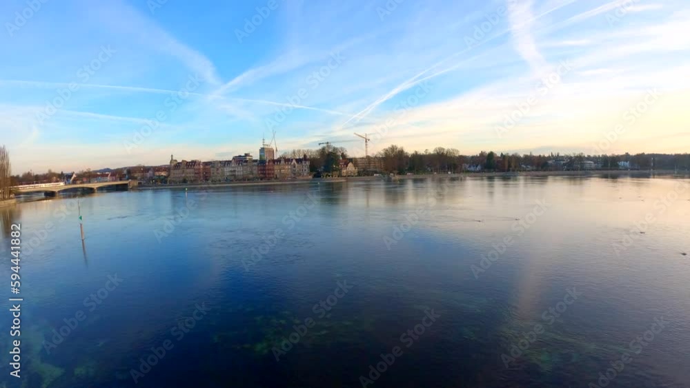 Luftaufnahme von Zug der Brücke am Seerhein am Bodensee beim Sonnenuntergang überquert . Bodensee, Konstanz, Baden-Württemberg, Deutschland, Europa.