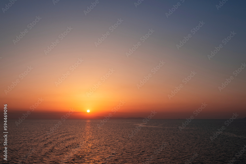 Naklejka premium 水平線から昇る朝日