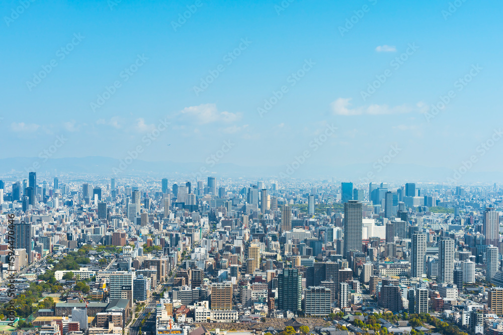 大阪中心部の街並みと青空