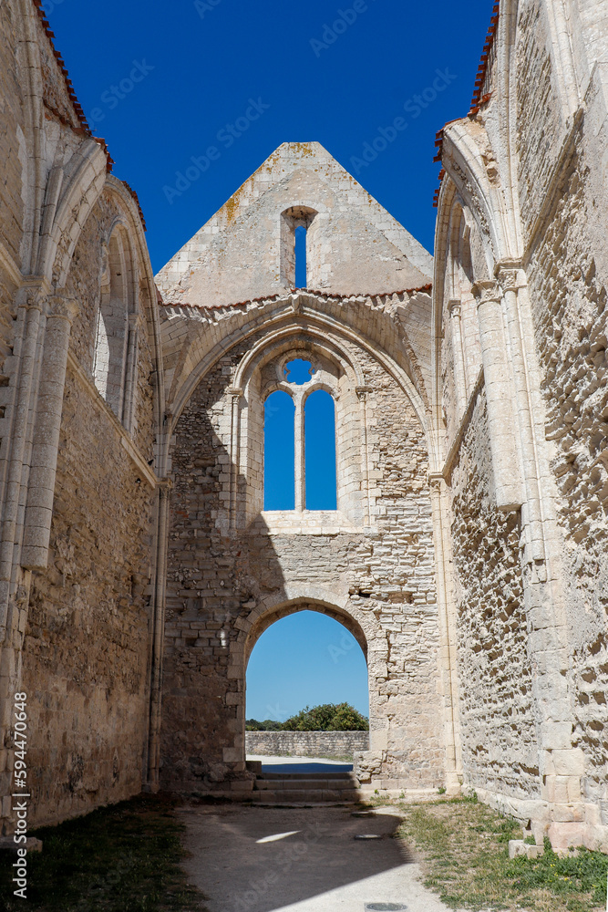 Charente-Maritime - Ile de Ré - Abbaye des Chateliers - Entrée de l'église et la nef en ruine