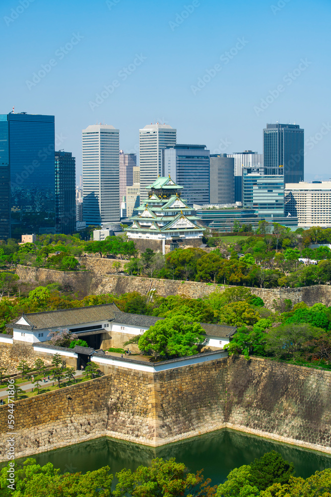 Fototapeta premium 爽やかな初夏の青空と大阪城