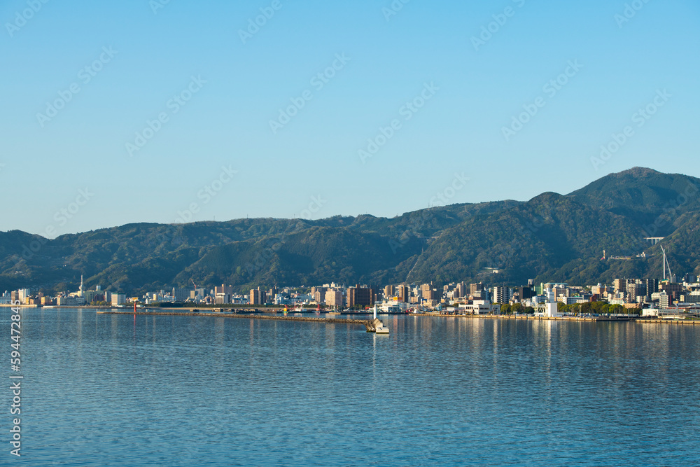 Naklejka premium 別府湾から望む大分県別府市の町並み