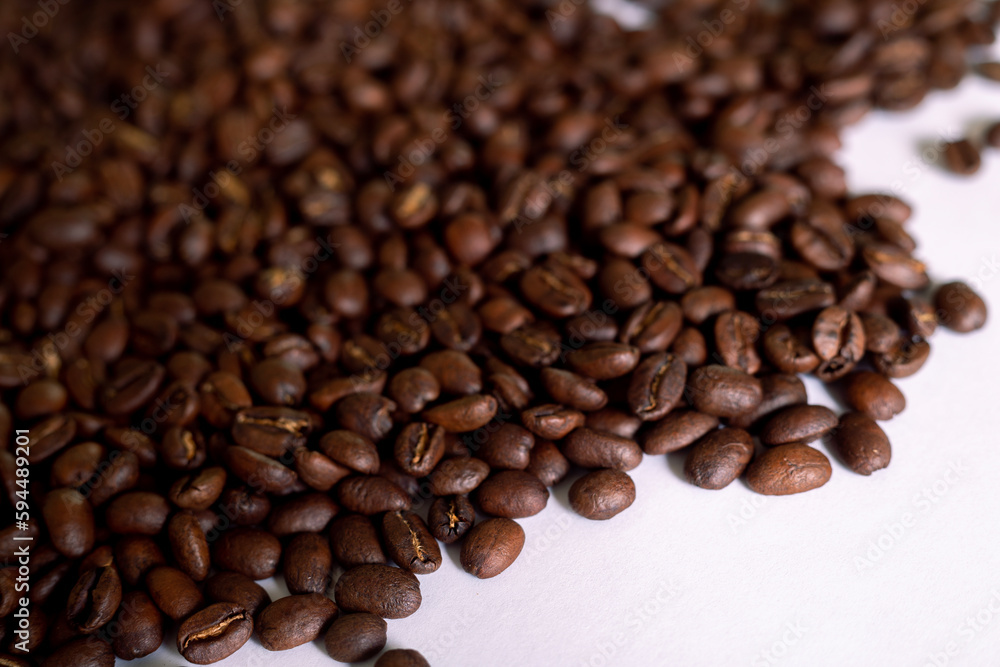 Obraz premium Roasted coffee beans background colombian coffe rought coffee