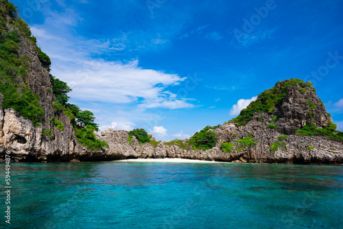 Fototapeta Naklejka Na Ścianę i Meble -  small tropical uninhabited island of Koh Haa in the Andaman Sea