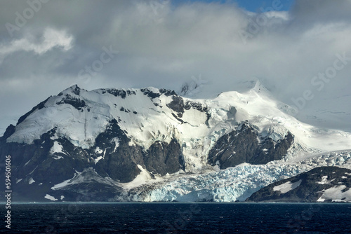 Obraz na plátně Mountain Peaks and Glaciers of Elephant Island in Antarctica